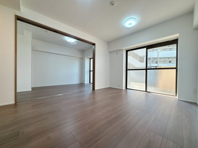 【居間・リビング】 | 朝日プラザ大橋南☆仲介手数料無料☆ | 家族それぞれ快適な空間は違うからこそ、インテリアの配置もアレンジしやすいシンプルなデザインに。