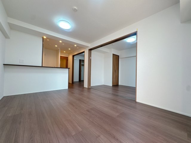 【居間・リビング】 | 朝日プラザ大橋南☆仲介手数料無料☆ | 落ち着いた濃い茶色の床がもたらす、ぬくもりと静かさ。