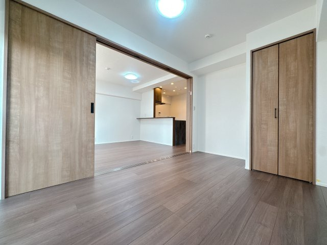【洋室】 | 朝日プラザ大橋南☆仲介手数料無料☆ | 可動間仕切りは、ときに広く使ったり、区切って使ったりと選ぶ自由が持てるんです♪リビングと一体で使うともっと広々♪
