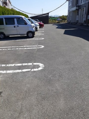 カーサ・ソレイユ三番館の駐車場