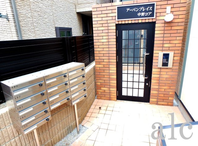 アーバンプレイス中野コアのエントランス|階段