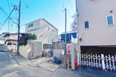 【前面道路含む現地写真】 | 横浜市南区六ッ川　新築一戸建て | ◆前面道路も幅員があり車の運転も安心！前面道路は閑静な住宅地。車通りの少ない道路です。お子様にも安心です。