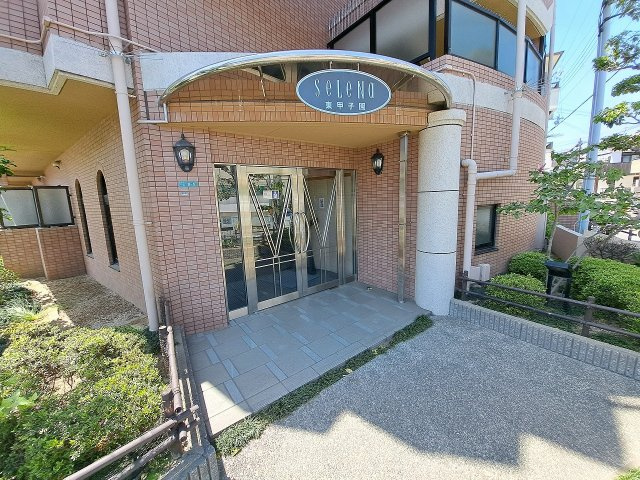 セレナ東甲子園のエントランス