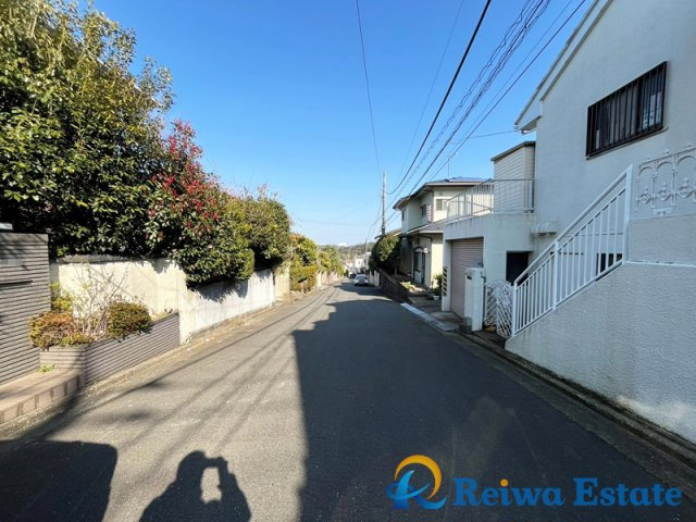 売地　藤沢市大庭の前面道路含む現地写真