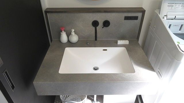 高知市重倉 中古戸建ての洗面所