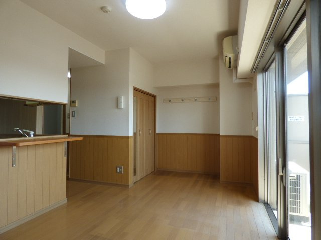 【居間・リビング】 | ミレーユ・ステディア | エアコン付き！洋室7.5帖！家具の配置にも余裕があります♪　※掲載画像は同タイプの別室内画像のためイメージとしてご参照ください。