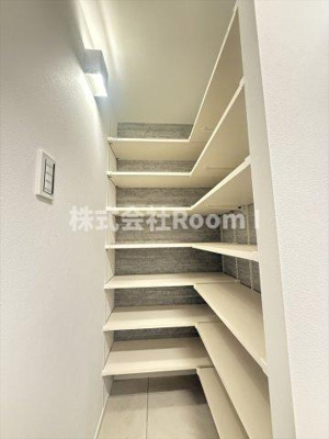 【玄関】 | コンフォリア・リヴ谷町四丁目 | 収納もある玄関です