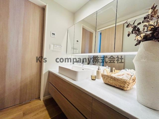 ◎茅ヶ崎市萩園　築後未入居戸建の独立洗面台|横幅の広い洗面スペース◇朝の忙しい時間帯にご家族がストレスなくご準備いただけます◇