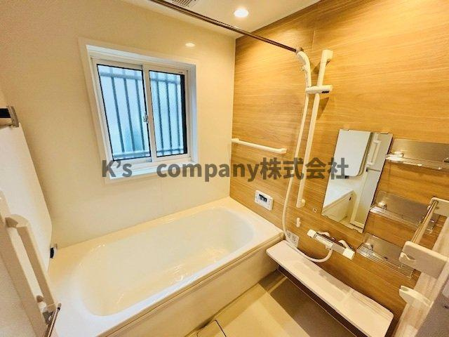 ◎茅ヶ崎市萩園　築後未入居戸建の浴室|暖かみのあるアクセントパネルで浴室が癒しの空間に♪