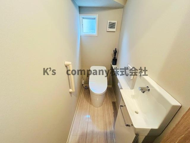 ◎茅ヶ崎市萩園　築後未入居戸建のトイレ|専用の手洗い付きの清潔感のあるトイレ◇