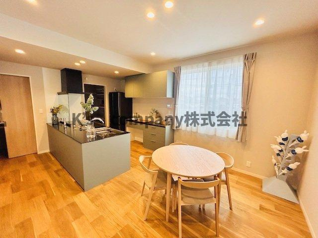 ◎茅ヶ崎市萩園　築後未入居戸建の居間・リビング|リビングゆったり18帖◇広い窓から明るい日差しが降り注ぐ居心地の良い空間です◇