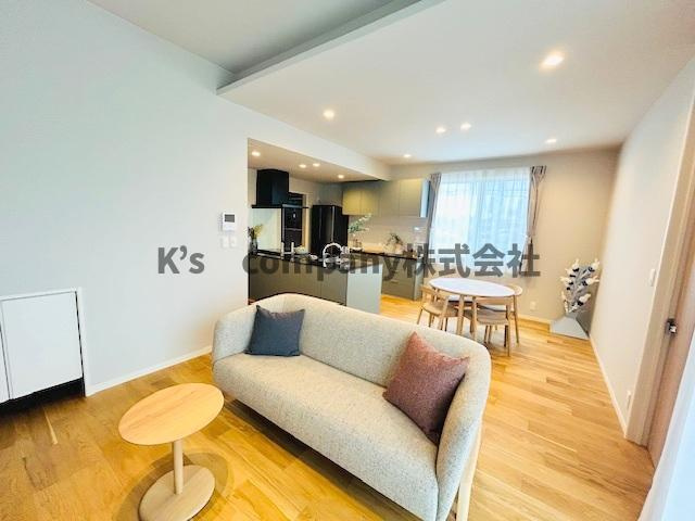 ◎茅ヶ崎市萩園　築後未入居戸建の居間・リビング|使い分けがしやすく家具のレイアウトもしやすい間取りのリビングスペース◇