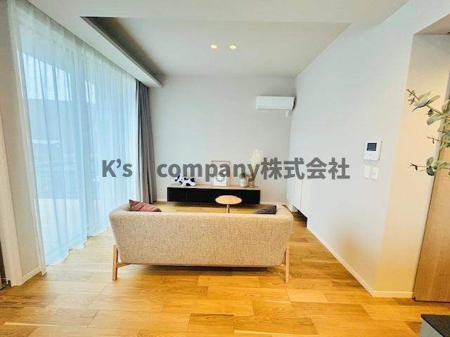 ◎茅ヶ崎市萩園　築後未入居戸建の居間・リビング|リビングの正面にはアウトドアリビングがあり、リビングスペースとのつながりを感じられ、広く感じられます◇