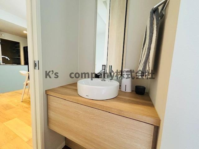 ◎茅ヶ崎市萩園　築後未入居戸建の玄関|玄関ホールに洗面台が備えられていて、帰宅後の手洗いをしてからリビングに入ることができます◇