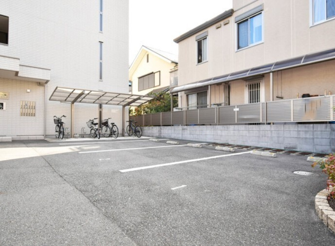 カーサ・レガート芦屋の駐車場