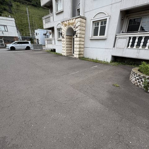 ビィラ・アンスブルージュの駐車場