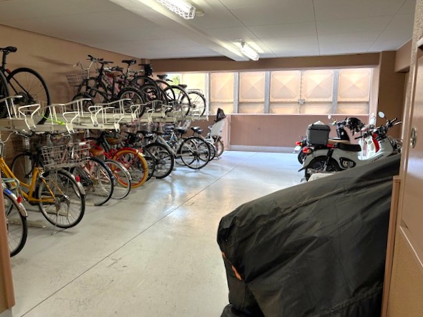 ◆角住戸の１Ｋ◆防犯カメラ＆オートロック付きの設備充実◆プレサンス京都四条河原町ネクステージの駐輪場|駐輪場、バイク置場