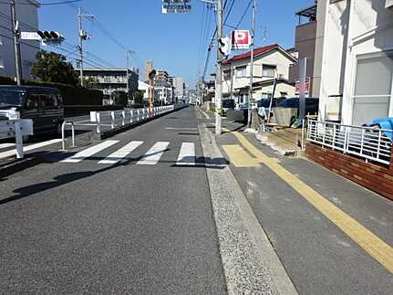 広島市南区旭２丁目　新築一戸建ての前面道路含む現地写真
