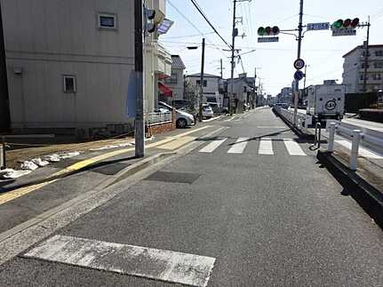 広島市南区旭２丁目　新築一戸建ての前面道路含む現地写真