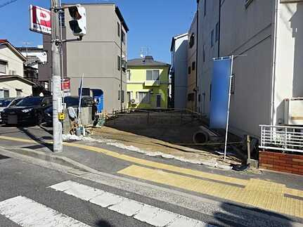 広島市南区旭２丁目　新築一戸建ての前面道路含む現地写真
