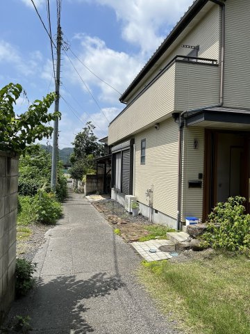 鹿沼市麻苧町・中古戸建の前面道路含む現地写真