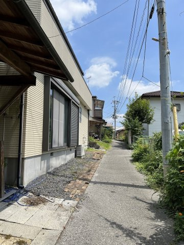 鹿沼市麻苧町・中古戸建の前面道路含む現地写真