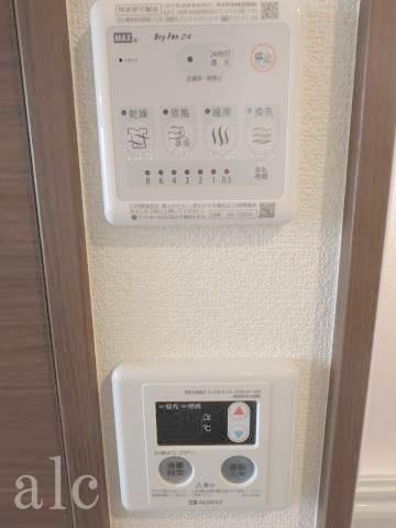 アーバンプレイス阿佐ヶ谷Ⅲの洗面所|浴室乾燥機付き　洗濯物を外に干す必要がないばかりか、外観を損なわないメリットもあります。