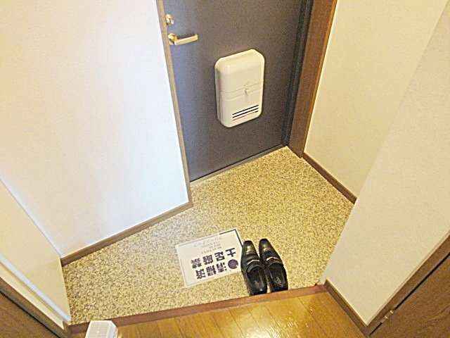 えむつーびるの玄関|収納もある玄関です