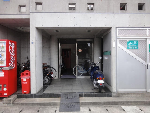 えむつーびるのエントランス|落ち着いたエントランスです