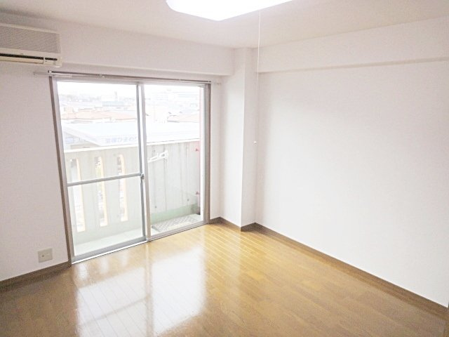 えむつーびるの内装|明るい色調の室内です