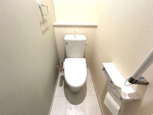 【商談中】リーブルガーデン　丹羽郡大口町中小口1丁目　全2区画分譲のトイレ|超表面平滑加工とイオンパワーの「セフィオンテクト」加工で、汚れが付きにくく落ちやすい仕様で清潔です。
便器にフチがないので汚れが隠れて見えない部分がありません。お手入れがとってもラクラクです。