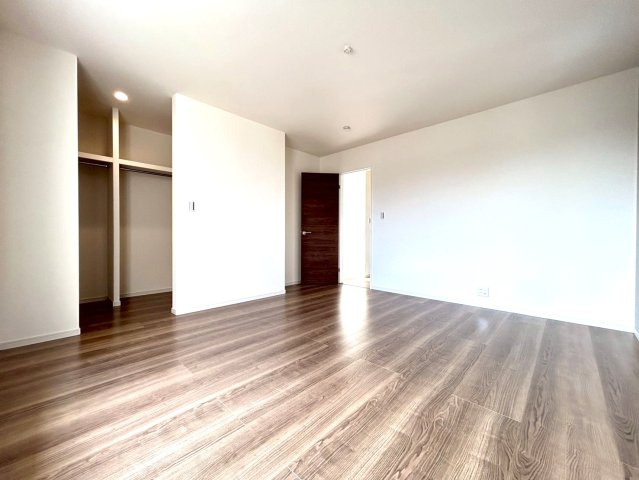 【商談中】リーブルガーデン　丹羽郡大口町中小口1丁目　全2区画分譲の寝室|すべての居室にはたっぷり収納できる大型のクローゼット、各室に２４時間換気システムを設置しています。
排気ファンから低風量で24時間強制排気し、家の中の空気をいつも新鮮に保ちます。
