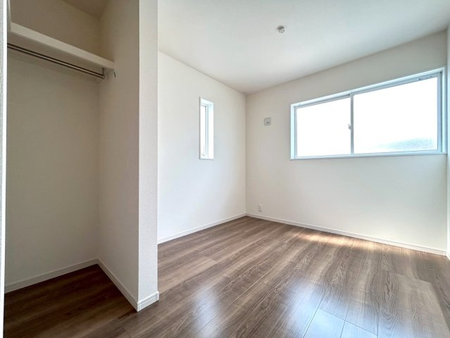 【商談中】リーブルガーデン　丹羽郡大口町中小口1丁目　全2区画分譲の洋室|全居室にたっぷり収納できる大型クローゼット、居室部分の窓ガラスには間に空気層を設けたペアガラスを採用。
高い断熱性と共にガラス面の結露対策にも効果を発揮します。