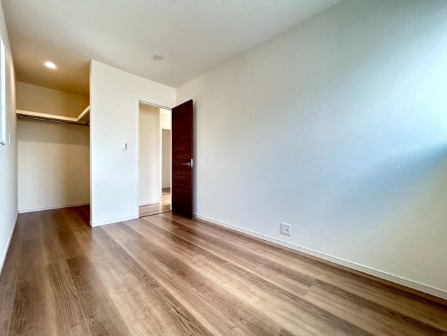 【商談中】リーブルガーデン　丹羽郡大口町中小口1丁目　全2区画分譲の洋室|全居室にたっぷり収納できる大型クローゼット、居室部分の窓ガラスには間に空気層を設けたペアガラスを採用。
高い断熱性と共にガラス面の結露対策にも効果を発揮します。