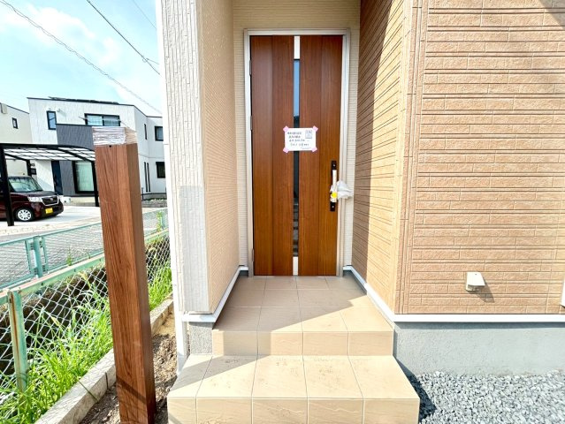 【商談中】リーブルガーデン　丹羽郡大口町中小口1丁目　全2区画分譲の玄関|【ピッキング防止機能付き玄関ドア錠】玄関ドアの鍵は上下に２つあり、内側の下段は脱着サムターンキー。
鍵を不正に開錠されても、もう１つの鍵でピッキングを防ぎます。防犯性の高い仕様になっています。