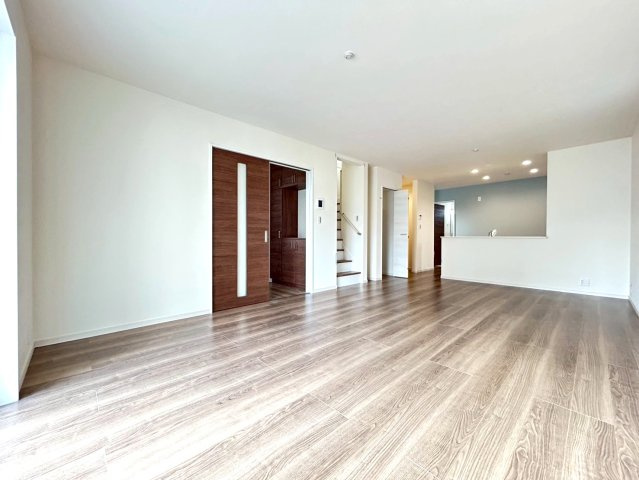 【商談中】リーブルガーデン　丹羽郡大口町中小口1丁目　全2区画分譲の居間・リビング|明るい日差しをふんだんに取り込んだリビングダイニングは家族の笑顔につつまれた素敵な空間になります。
一建設の家は精度が高く丈夫な工法を採用し、「住宅トップランナー基準」に対応しています。