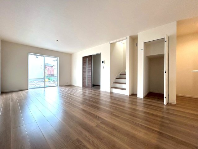 【商談中】リーブルガーデン　丹羽郡大口町中小口1丁目　全2区画分譲の居間・リビング|明るい日差しをふんだんに取り込んだリビングダイニングは家族の笑顔につつまれた素敵な空間になります。
一建設の家は精度が高く丈夫な工法を採用し、「住宅トップランナー基準」に対応しています。