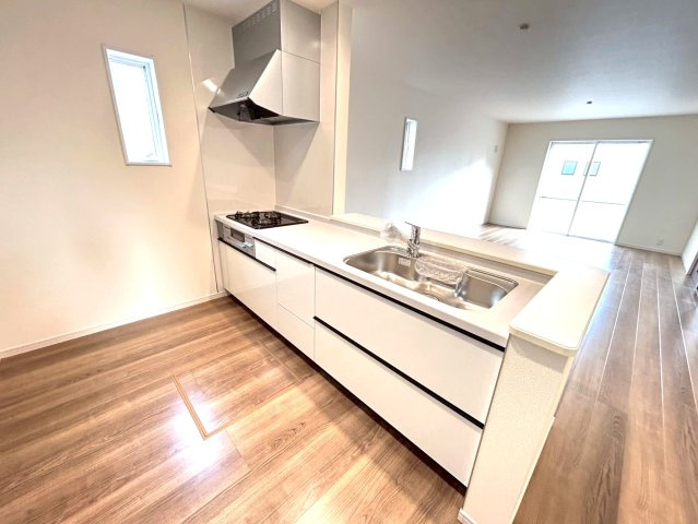 【商談中】リーブルガーデン　丹羽郡大口町中小口1丁目　全2区画分譲のキッチン|機能的で手入れがしやすいシステムキッチンでお掃除も楽々。蛇口は浄水器内蔵型で節湯CI対応水栓です。　
人造大理石カウンターやキッチンパネルなど明るくきれいにお使いいただけます。