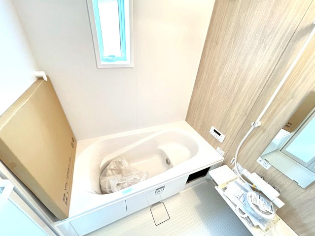 【商談中】リーブルガーデン　丹羽郡大口町中小口1丁目　全2区画分譲の浴室|明るく清潔感がある浴室。浴槽は環境にやさしい節水タイプ。浴槽内ステップで半身浴、親子入浴も安心です。
洗い場の床は乾きやすく滑りにくい快適仕様、水はけが良くカビの発生を軽減できます。
