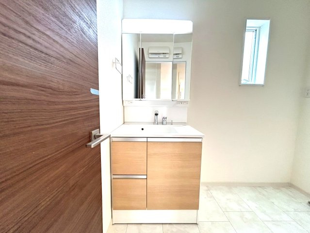 【商談中】リーブルガーデン　丹羽郡大口町中小口1丁目　全2区画分譲の独立洗面台|洗面化粧台 幅 750mm、軽く割れにくい洗面ボールと場所をとらないコンパクト設計の本体キャビネットです。
ミラー扉の内側は全て収納スペースです。リフトアップシャワーを採用し両手が自由に使えます