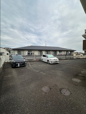【駐車場】 | ルミエール南生田 | いつでも目の届く敷地内に駐車場があります♪お車をお持ちのファミリーさんにオススメです☆