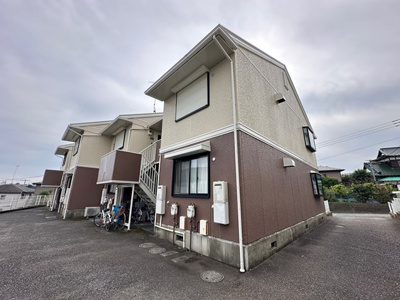 【外観】 | ルミエール南生田 | 最寄りバス停まで徒歩1分の2階建てアパート！雨の日の通勤やお出かけもバス利用でスムーズです♪