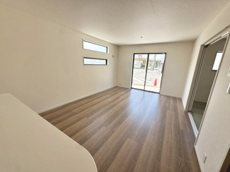 【居間・リビング】 | 助松町３丁目　新築分譲住宅　全２区画 | こちらのリビングで趣味の時間をお楽しみください