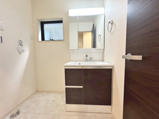 【独立洗面台】 | 助松町３丁目　新築分譲住宅　全２区画 | 独立洗面台で身支度をすべて済ませてしまいましょう