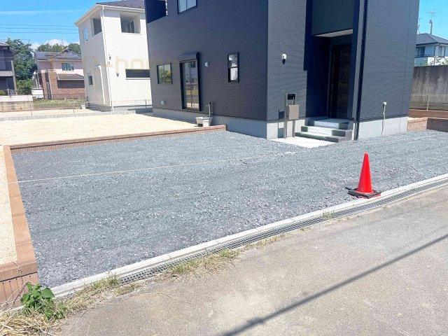 第1石岡市山崎　新築戸建て　2号棟の駐車場|カースペースは3台完備。ゲスト用のスペースも確保できますね♪