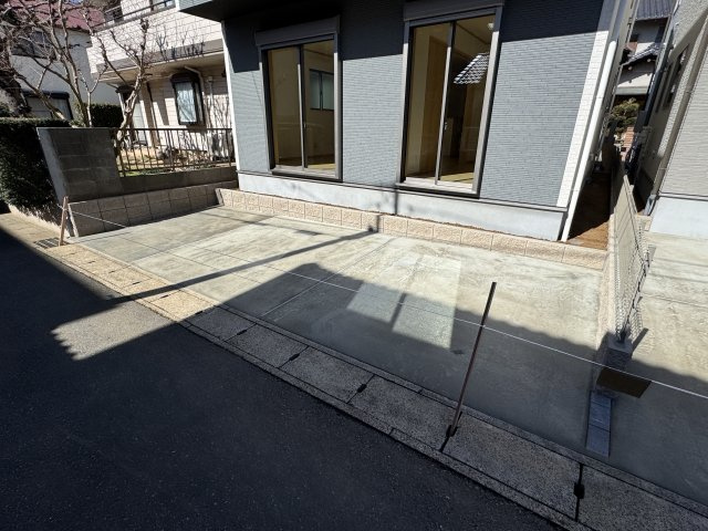 柏市増尾５丁目新築戸建【土小学校：10分】の駐車場|南側駐車スペース・北側にもう１台分あります！