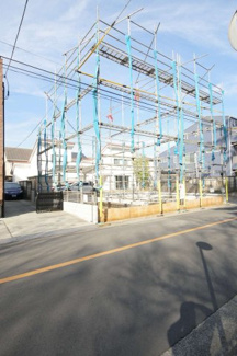 【前面道路含む現地写真】 | 【仲介手数料無料！！】国立市西２丁目　新築戸建て（全2棟）A号棟　4980万円 | 令和７年３月１日撮影　建築中