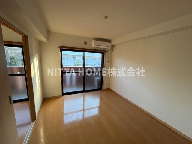 ラ・メゾンAOYAMAの居間・リビング|日当たり良好の広々リビングです(^_-)-☆