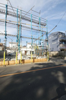 【前面道路含む現地写真】 | 令和７年３月１日撮影　建築中