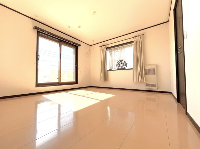 居室は全て2面採光！十分な明るさと風の通り道が確保できています。また各居室には壁埋設ガスファンコンベクター設置でいつもクリーン＆あったか♪